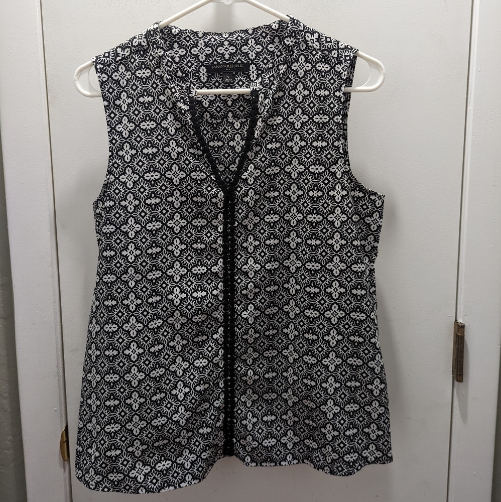 Banana Republic Silky Black white top Sleeveless Crochet trim Size Small